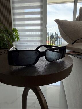 Sleek Black Rectangular Sunglasses